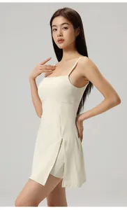 Robe de tennis blanche sans manches avec fente latérale et short intégré sport