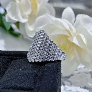 Vue macro d'une bague de luxe en argent sertie de pierres de moissanite étincelantes