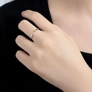 Dettaglio anello regolabile in argento S925 con due moissaniti indossato al dito