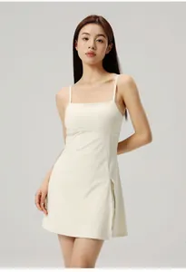 Robe de tennis crème athlétique à fines bretelles et fente latérale sur un mannequin