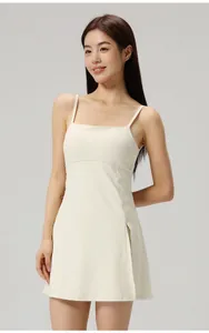 Robe de tennis athlétique blanc crème avec bretelles spaghetti et tissu respirant