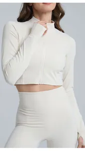 Vista dettagliata del set giacca da yoga slim-fit crema e leggings