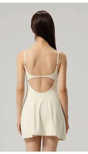 Vue arrière d'une robe de tennis de yoga respirante crème avec dos ouvert