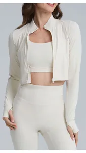 Vista dettagliata della giacca da yoga corta bianca slim fit da donna con fori per i pollici