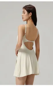 Vue arrière de la robe de tennis respirante avec dos nu pour le yoga en couleur beige