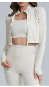 Primo piano di giacca da yoga bianco avorio e set reggiseno sportivo coordinato
