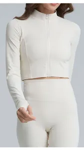Primo piano di una giacca sportiva color crema slim-fit con zip a maniche lunghe