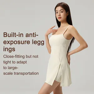 Robe de tennis athlétique blanche avec short intégré et de fines bretelles réglables