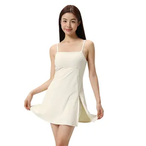 Robe de tennis élégante blanc cassé pour femme avec bretelles et short intégré