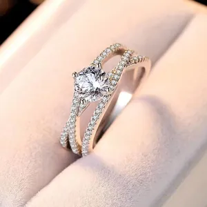 Eleganter mit 18 Karat Weißgold vergoldeter Moissanit-Ring mit aufwendigem Split-Shank-Design