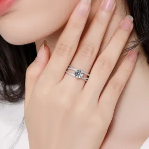 Eleganter 18K weißvergoldeter Moissanit-Ring mit einem einzigartigen Dreifach-Cross-Band