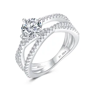 Ring aus 925er Silber mit 18 Karat Goldauflage und 1 Karat Moissanit im Kreuzdesign