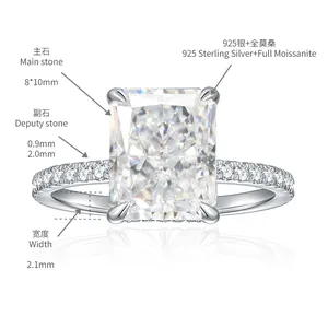 Primo piano dell'anello moissanite 8x10mm con dimensioni e materiale in argento sterling 925