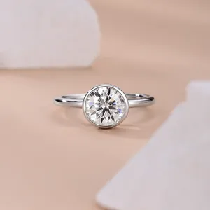 Primer plano de un anillo de moissanita de 2 quilates con elegante engaste de bisel