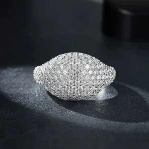 Gros plan d'une bague de luxe hip-hop en moissanite avec placage en argent S925 de haute qualité