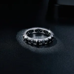 Détail macro d'une bague éternité en moissanite noire 4mm en argent S925