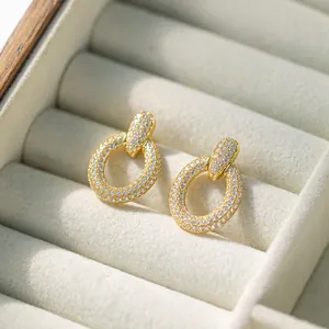 Detaillierte Nahaufnahme von 18 Karat vergoldeten Silberohrringen mit Moissanit-Set