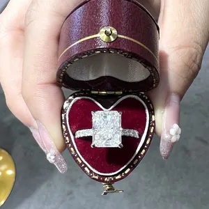 Primo piano di un anello di fidanzamento in moissanite da 4 ct in scatola a forma di cuore.