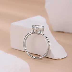 Vista lateral de un anillo de moissanita de 2ct con elegante engaste en plata S925