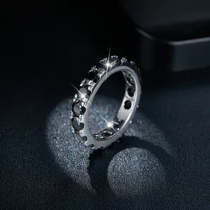 Gros plan macro d'une bague d'éternité en moissanite noire 4mm en argent massif