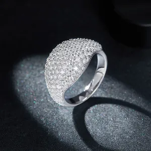 Vue macro du sertissage pavé de moissanite étincelante sur une bague dôme en argent.