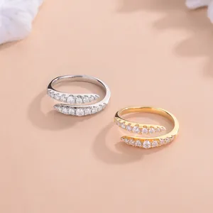 Primer plano de elegantes anillos abiertos de moissanita de doble fila en oro y plata