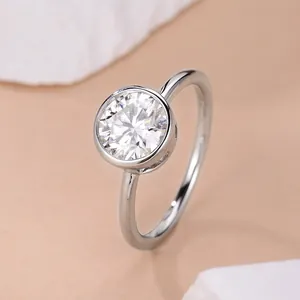 Primer plano de un anillo de moissanita redonda de 2 quilates en plata de ley S925