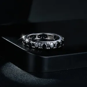 Vue détaillée d'une bague d'éternité en moissanite noire de style hip-hop en argent