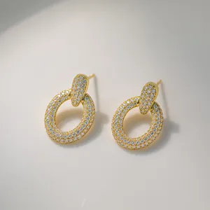 Nahaufnahme von 18k vergoldeten S925 Silberohrringen mit Pavé-Moissanit-Steinen