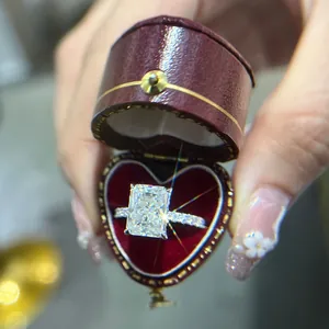 Primo piano di un anello in moissanite da 4 ct in una scatola a forma di cuore