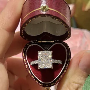 Dettaglio di un anello in moissanite da 4 carati in una scatola di velluto a cuore