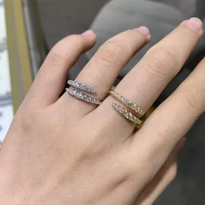 Detalle de anillos abiertos Moissanite con acabados en plata y oro brillante.