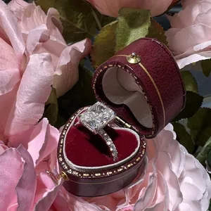Primo piano anello Moissanite 4ct in scatola a cuore con rose rosa per fidanzamento