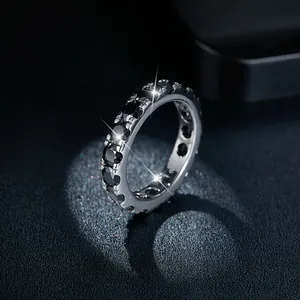 Bague d'éternité complète avec moissanites noires rondes 4mm en argent sterling S925
