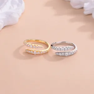Elegantes anillos abiertos de moissanita brillante de doble fila en oro y plata.
