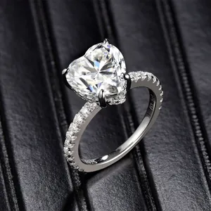 Primer plano de anillo de compromiso de plata S925 con moissanita corazón 3,5ct