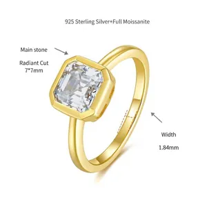 Vista detallada de anillo moissanite talla Asscher 7mm en plata 925 bañada oro 18k.