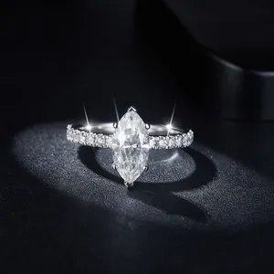 Primer plano de un anillo de moissanita de 2 quilates talla marquesa con pavé