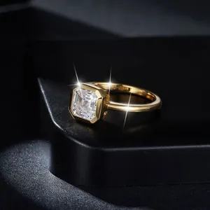 Primer plano de un anillo de moissanita cuadrada de 7mm con bisel de oro de 18k