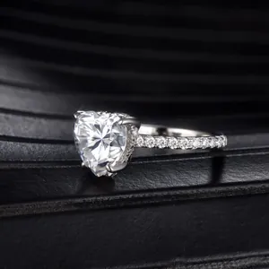 Primer plano de un anillo de moissanita con forma de corazón de 3,5 quilates