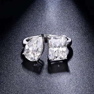 Nahaufnahme des 3+3 Karat Moissanit-Rings mit Birnen- und Smaragdschliff aus 925 Silber