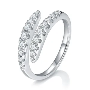 Elegante anillo abierto de moissanita de doble fila con baño de plata y diseño ajustable