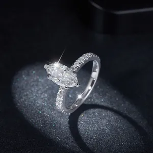 Vista macro de un anillo de moissanita marquise de 2ct en plata S925 brillante