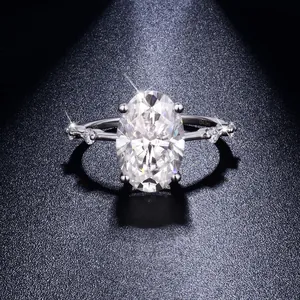 Dettaglio macro di un anello classico in moissanite ovale da 4,5 carati con S925