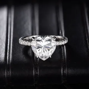 Vista macro detallada de un anillo de plata S925 con moissanita talla corazón de 3,5 ct