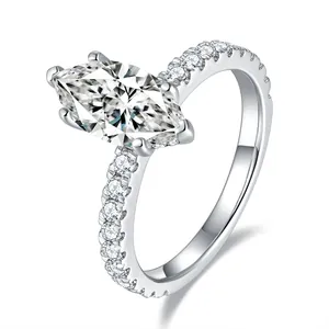 Vista detallada de un anillo de compromiso de moissanita talla marquise 2ct plata S925