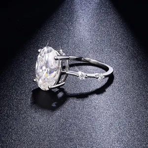 Vista laterale dettagliata di un anello in moissanite ovale da 4,5 ct in argento S925