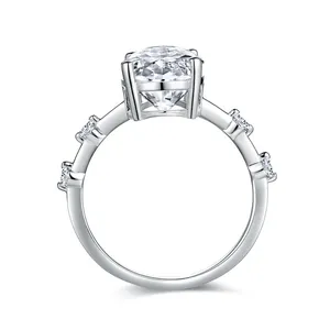 Anello classico con moissanite ovale da 4,5 carati in argento S925 placcato oro bianco 18k