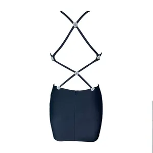 Dettaglio di un mini abito bandage nero con schiena scoperta e strass scintillanti.