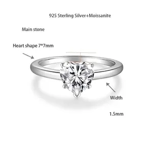 Vista detallada de un anillo de moissanita corazón de 1 quilate en plata 925 de 1,5 mm